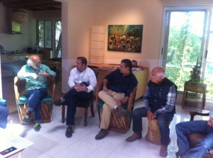 El artista Gustavo Ramos Rivera explicó al Secretario de Turismo Luis Alfonso Rodríguez y al Alcalde Evaristo Lenin el proyecto para el MUCCA.