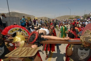 Este 2014 el vía crucis en el Cerro de las Noas en Torreón alcanzó una afluencia de 50 mil visitantes.