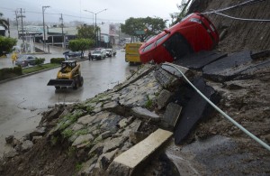 n el estado de Guerrero, en el sur del paí­s, murieron por lo menos 17 personas, otras tres en Puebla, tres en Hidalgo y dos en Oaxaca por derrumbes o a causa de la corriente de rí­os y arroyos.