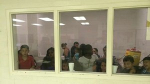Un centro de detención en San Antonio, Texas, donde se observa a varios menores centroamericanos que cruzaron la frontera ilegalmente (EFE/Archivo).