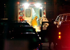 La enfermera Amber Vinson se baja de una ambulancia en el hospital universitario Emory en Atlanta