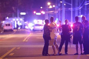 Policí­as de Orlando piden a familiares y amigos que se alejen del sitio de una balacera en el centro nocturno Pulse Orlando, la madrugada del domingo 12 de junio de 2016 en Orlando, Florida. (Foto AP/Phelan M. Ebenhack)