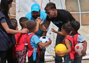 En esta foto del jueves 2 de junio del 2016, Ricky Martin, a la derecha, visita a niños sirios en un campamento informal de refugiados sirios en Minnieh, cerca de la ciudad norteña de Tripoli, en el Lí­bano. El superastro puertorriqueño, embajador de buena voluntad de UNICEF, dijo que la palabra "refugiado" a perdido valos y que la comunidad internacional deberí­a "abrir su corazón".Â (AP Foto/Hussein Malla)