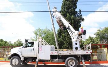 Encabeza Julio Long inicio de trabajos para instalación de transformador