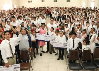 Participa Julio Long en entrega de becas