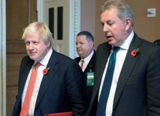 El embajador del Reino Unido en Washington dimite tras la filtración de sus informes críticos con Trump