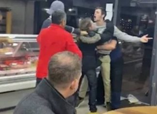 Hombre no se inmuta y continúa comiendo durante aparatosa pelea en un restaurante