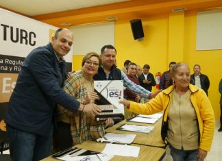 Luisa Alejandra Santos Cadena entrega escrituras a familias de la Colonia “Hugo Martínez”