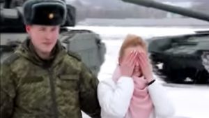 viral-video-militar-pide-matrimonio-con-tanques-de-guerra
