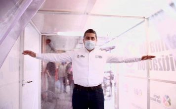 Instala Julio Long segunda cabina sanitizante en Nueva Rosita