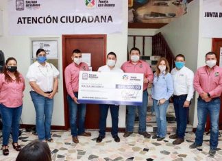 Entrega Julio Long apoyos económicos a médicos especialistas