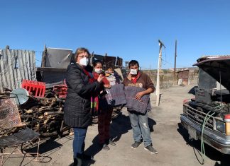 Luisa Alejandra Santos Cadena entregar cobertores a las familias de Múzquiz