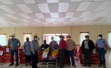 Encabeza Luisa Alejandra Santos Cadena entrega de semilla de sorgo en la comunidad de La Cuchilla