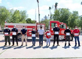 Entrega Julio Long reconocimientos y estímulos económicos a bomberos para celebrar su día