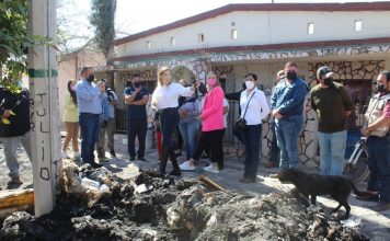 Alcaldesa visita a abuelo, con quien se compromete a rehabilitar su vivienda siniestrada por incendio