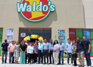 Inaugura el alcalde Pepe Díaz un nuevo centro comercial Waldos en Allende