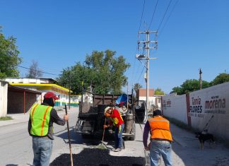 Avanza programa de bacheo permanente en colonias y zona centro de Múzquiz