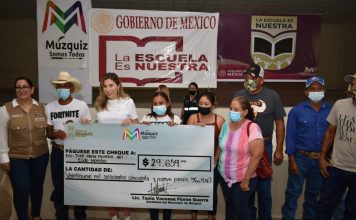 Alcaldesa Tania Flores entregó su cheque para obras en escuela, la educación de niños y niñas de Múzquiz son su prioridad
