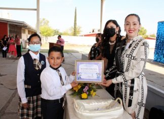 Reconocen a Elisa Saucedo por su apoyo a la educación Asiste como madrina de generación