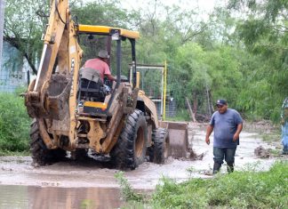 En la villa de Agujita se continúan los trabajos para desaguar los encharcamientos ocasionados por las lluvias