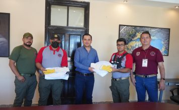 Entrega alcalde cuatro equipos protectores contra picaduras de abejas al cuerpo de bomberos de Allende