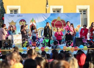 Inicia en Múzquiz el festejo del día de reyes con bello espectáculo para niños y niñas