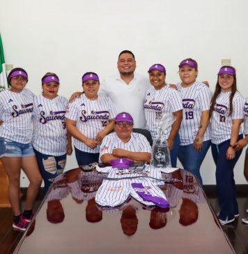 Mantiene MALG firme compromiso con el deporte. Entrega uniformes a equipo de sóftbol de Ejido Sauceda del Naranjo