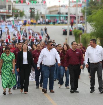 Encabeza MALG desfile por el 213 aniversario de la Independencia de México