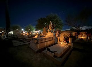 Con veladoras encendidas, el alcalde Chano Díaz honra la memoria de los fieles difuntos